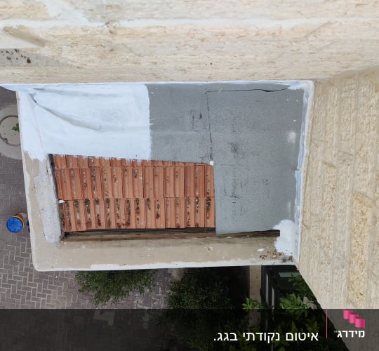 גג עם רעפים, איטום עם חומר לבן ואפור